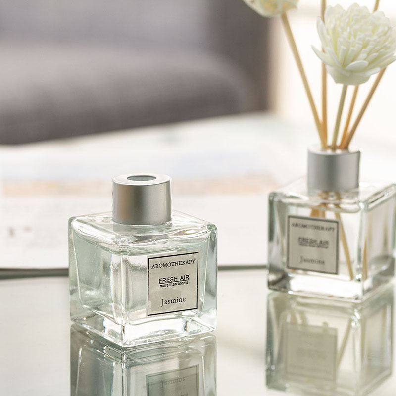 Home Fragrance Jasmine Diffuser - 50mlアロマセラピーエッセンシャルオイル、炎を使わないジャスミン・フリージア・ラベンダーの香りのオイル、ディフューザーリード付き、家庭用ルームエアフレッシュナー